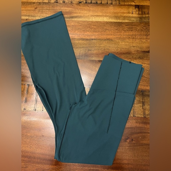 OFFLINE by Aerie Real Me XTRA Hold Up Bootcut Legging w/ Pockets - M Green - Picture 1 of 3